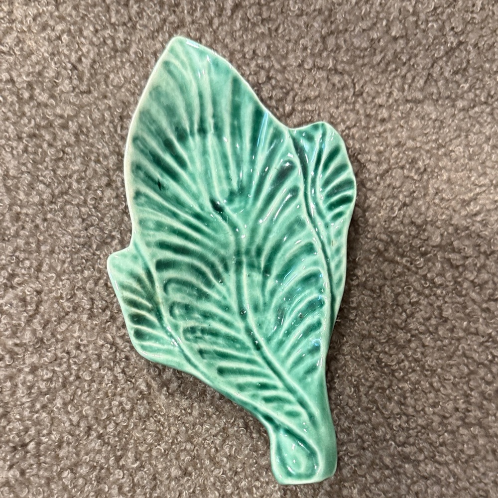 Green Ceramic Leaf Dish with Raised Vein ring holder